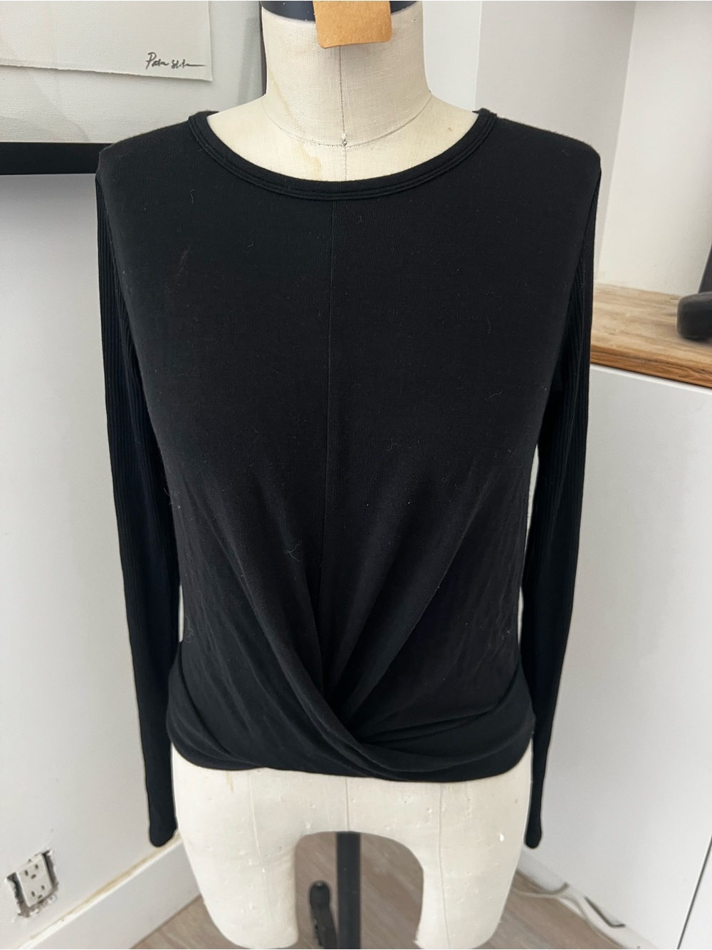 ALO Yoga Black Long-Sleeve Twist-Front Tee